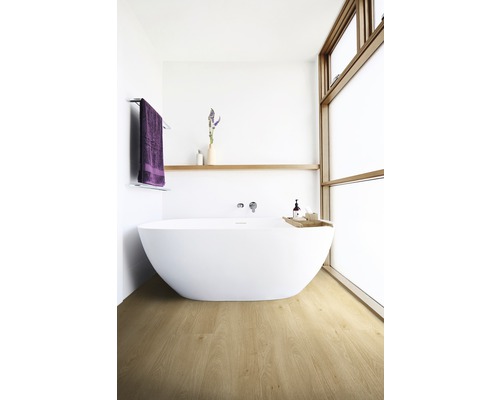 Helles Badezimmer mit freistehender Badewanne, Holzregal und Holzboden