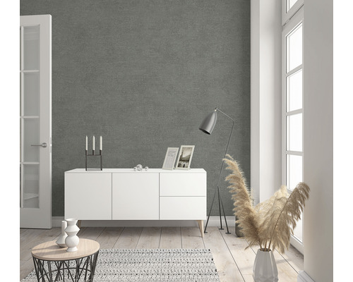 Wohnzimmer mit grauer Struktur-Tapete, weissem Sideboard und dekorativen Elementen