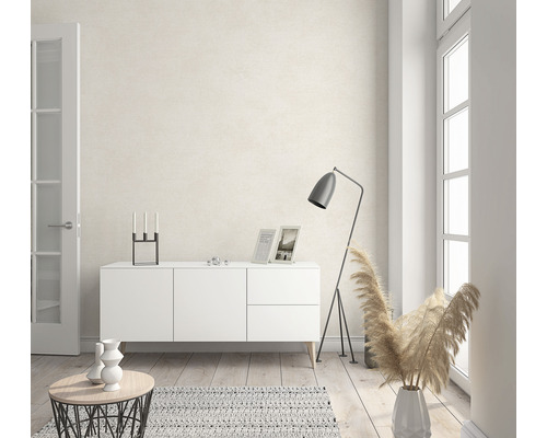 Wohnzimmer mit weißem Sideboard, Stehlampe, Teppich und Dekoration