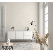 Salon moderne avec buffet, lampadaire et éléments décoratifs