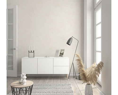 Salon moderne avec buffet, lampadaire et éléments décoratifs