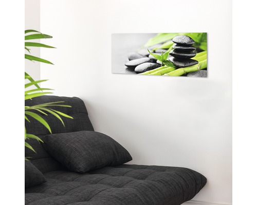 Dekorative Glasbild mit Zen-Motiv über einem Sofa