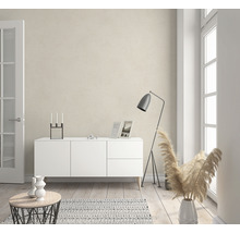 Salon avec meubles blancs, lampadaire et décoration