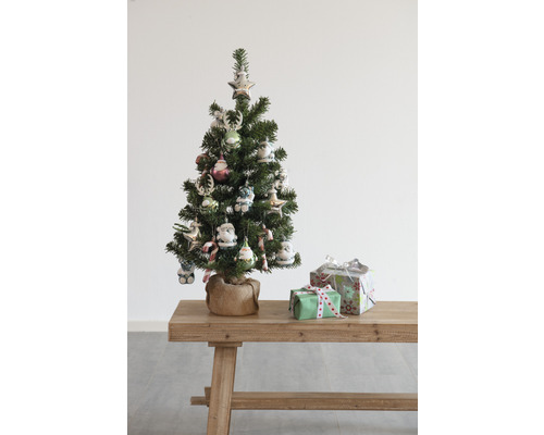 Geschmückter Weihnachtsbaum mit Geschenken auf einem Holztisch