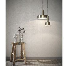 Innenraumszene mit Pendelleuchte, Hocker, Vase mit Trockenblumen und einer Skulptur