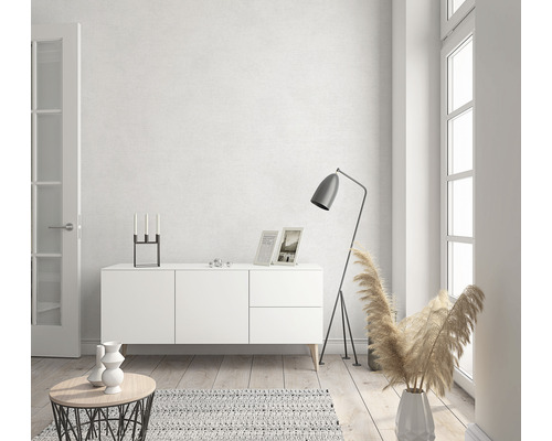 Heller Raum mit Kommode, Stehlampe und dekorativen Elementen für eine freundliche Atmosphäre