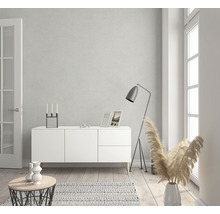 Wohnzimmer mit weißem Sideboard, Stehlampe und Dekoration