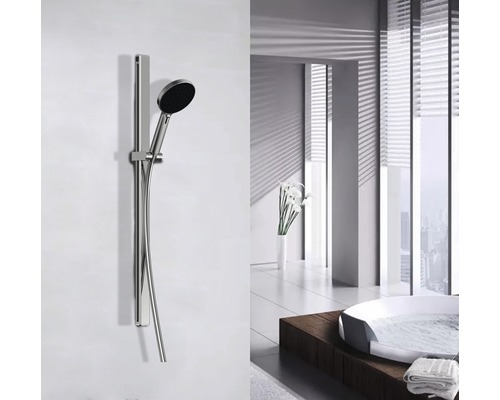 Ensemble de douche avec barre et douchette à main dans une salle de bain lumineuse.