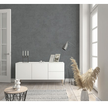 Wohnzimmer mit grauer Wand, weißem Sideboard, Lampe und Dekoration