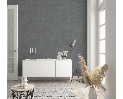 Wohnzimmer mit grauer Wand, weißem Sideboard, Lampe und Dekoration