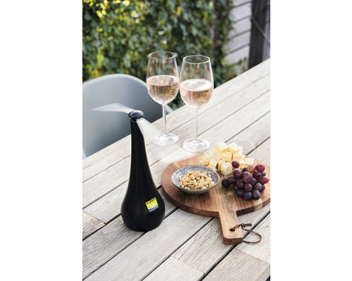 Table avec nourriture, boissons et un répulsif à mouches