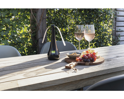 Ventilateur anti-mouches sur une table avec nourriture et boissons à l''extérieur