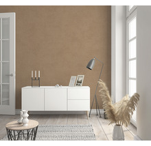 Wohnzimmer mit Sideboard, Lampe und Dekoration