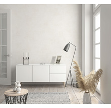 Espace de vie lumineux avec commode, lampadaire et décoration