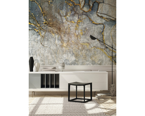 Salon avec papier peint à motifs, commode, tabouret et lampadaire