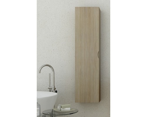 Hochschrank aus Holz im Badezimmer