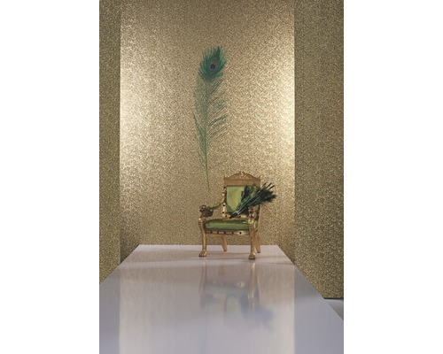 Scène décorative avec une chaise ornée et des plumes de paon devant un fond scintillant