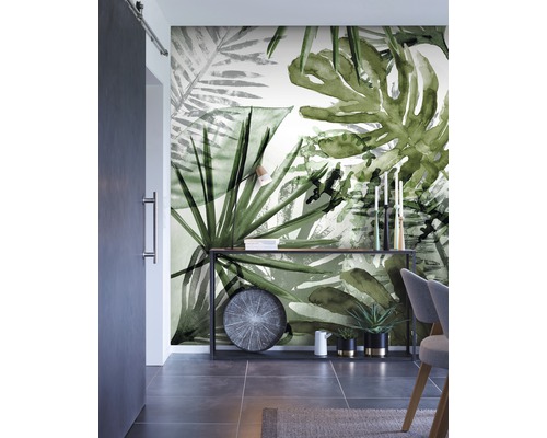 Intérieur avec papier peint à motifs, console et décorations