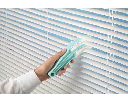 Nettoyage d''un store avec un nettoyeur de lamelles