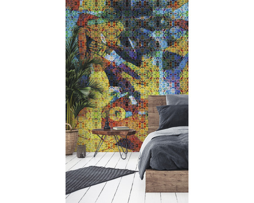 Schlafzimmer mit gemusterter Tapete, Bett, Beistelltisch und Zimmerpflanze