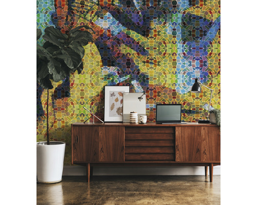 Raumgestaltung mit gemusterter Tapete, Sideboard und Zimmerpflanze