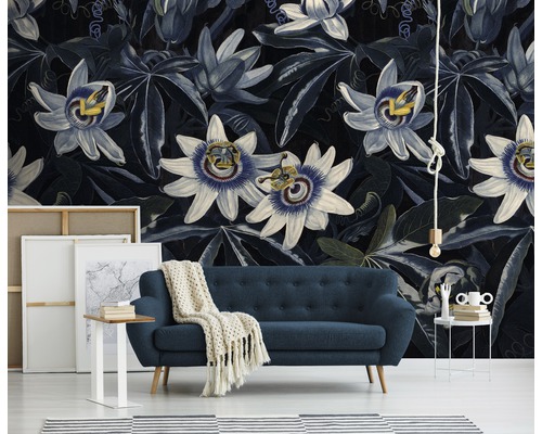 Wohnzimmer mit blumiger Fototapete, Sofa und Beistelltischen