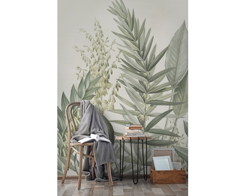 Dekorative Wandgestaltung mit botanischem Muster, Stuhl und Beistelltisch für ein gemütliches Ambiente