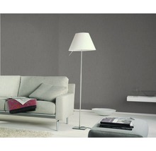 Salon avec canapé, lampadaire et table d''appoint pour un intérieur moderne
