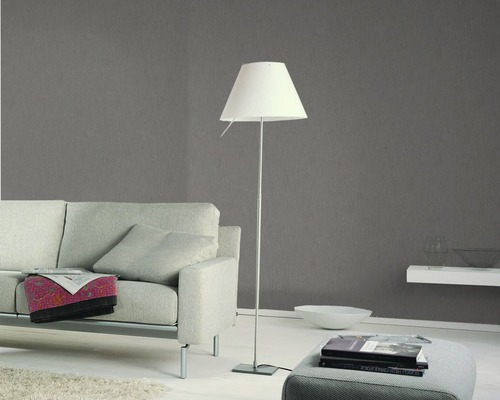 Wohnzimmer mit Sofa, Stehlampe und Beistelltisch für eine moderne Inneneinrichtung
