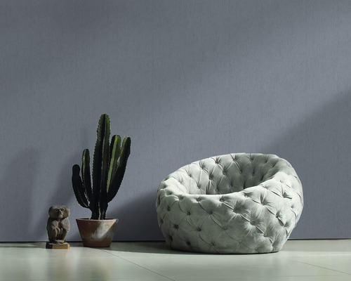 Scène d''intérieur avec un fauteuil, un cactus et une figurine décorative de hibou