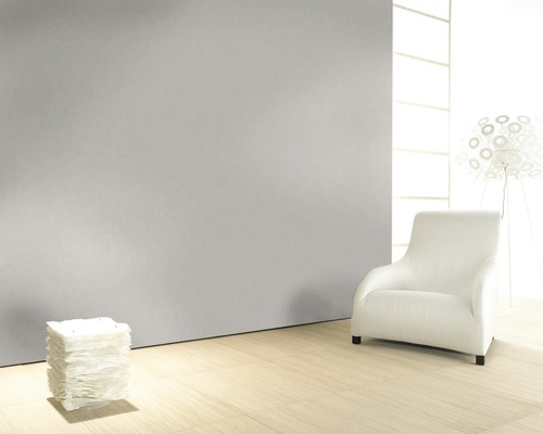 Helles Wohnzimmer mit Sessel, Lampe und Dekoration