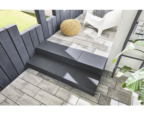 Aménagement de terrasse avec pavés, marches et écran d''intimité