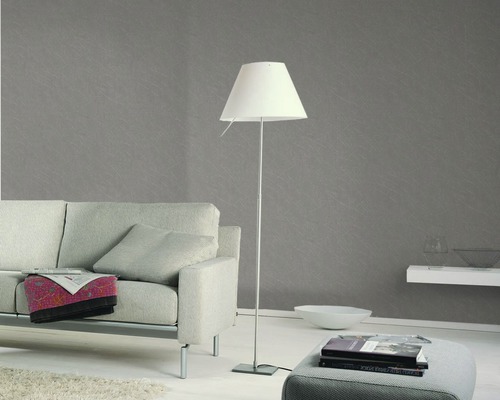Salon avec papier peint structuré gris, lampadaire et canapé