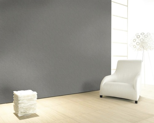 Intérieur avec mur gris, plancher en bois clair, fauteuil et lampe