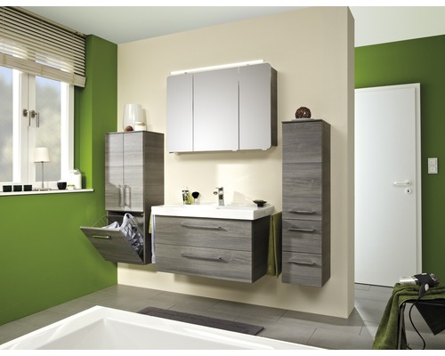 Salle de bain avec lavabo, armoire de toilette et armoires hautes aspect bois
