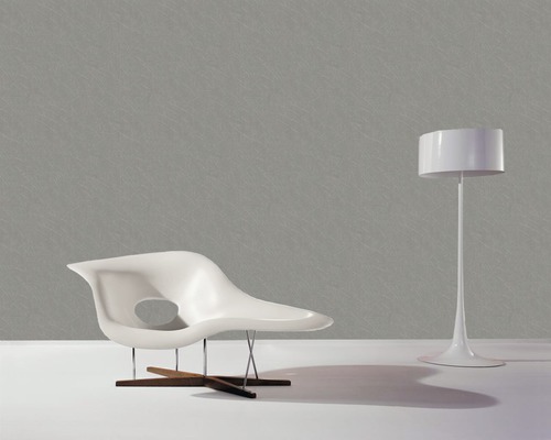 Scène avec papier peint design, chaise et lampadaire