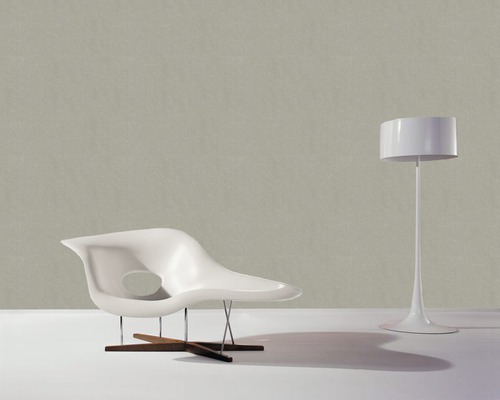 Szene mit Tapete, Sessel und Stehlampe