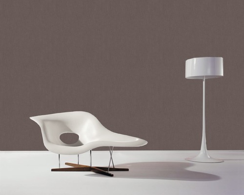 Scène avec fauteuil de salon en plastique, métal et bois, et lampadaire