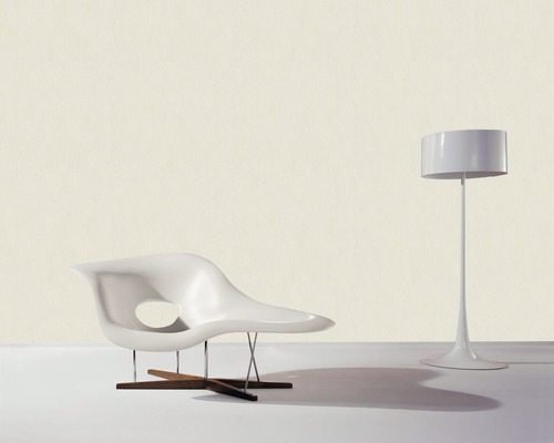 Szene mit Design-Sessel mit Holzfuss und Stehlampe