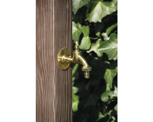 Wasserhahn aus Messing für den Garten an einer Holzwand