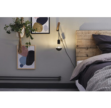 Chambre avec lit, applique murale et décoration