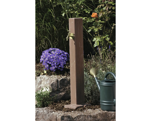Gartenszene mit Wasserzapfsäule aus Holz und Messinghahn