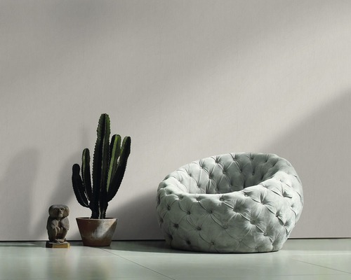 Ambiance intérieure avec fauteuil, cactus et figurine décorative