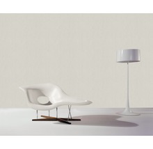 Scène avec un fauteuil blanc avec un trou et un lampadaire blanc
