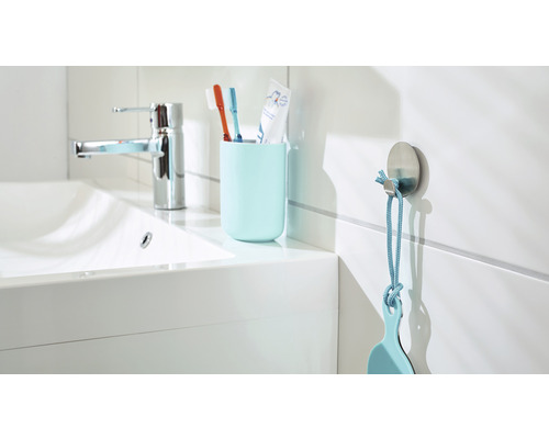 Lavabo de salle de bain avec robinet, gobelet à brosses à dents avec brosses à dents et crochet avec accessoire de bain