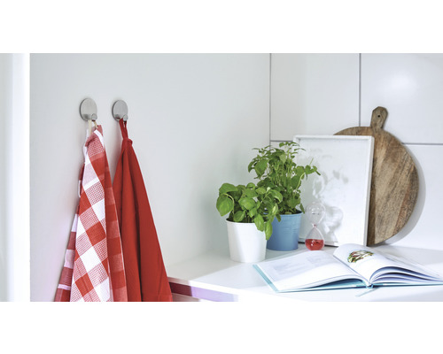 Cuisine claire avec torchons, herbes aromatiques, planche à découper et livre de cuisine