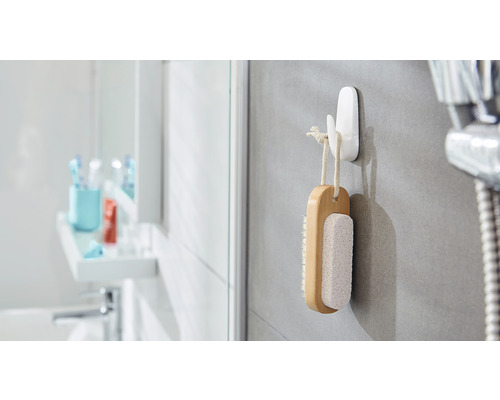 Scène de salle de bains avec crochet de douche et brosse de bain