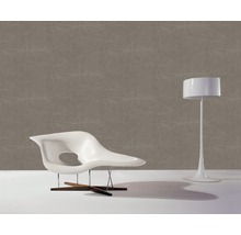 Vue d''une pièce avec papier peint marron, chaise et lampadaire