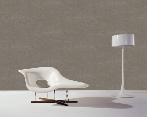 Raumansicht mit brauner Tapete, Stuhl und Stehlampe