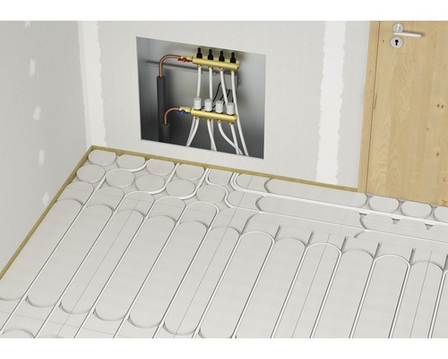 Raum mit Fussbodenheizung und Heizkreisverteiler in der Wand
